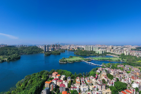 “陽江藍”   鴛鴦湖。梁文棟 攝.jpg